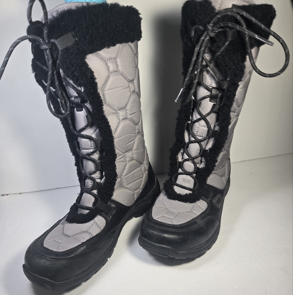 UGG Capstone Quilted Winter Snow Boot Size US 9 UK 7.5 - Picture 3 of 6